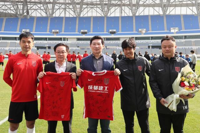杏彩体育-成都队赴韩获龙仁市长热捧 徐正源观战德比“探亲”